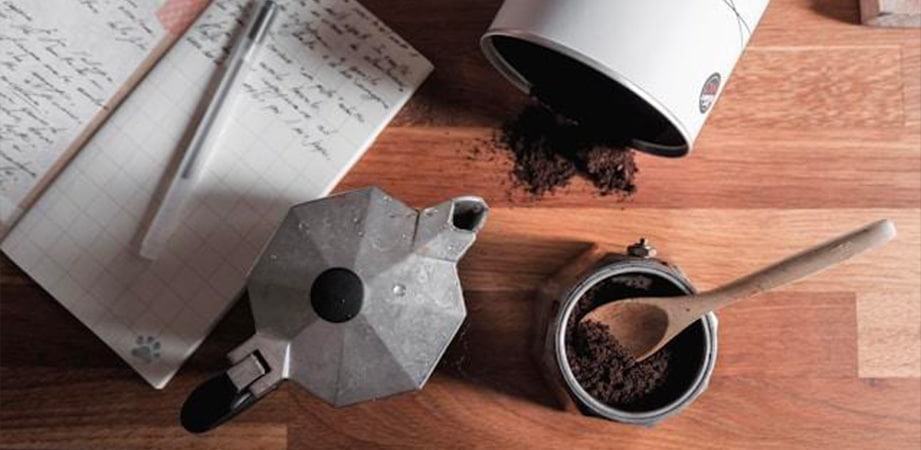 moka sul tavolo con tazzina