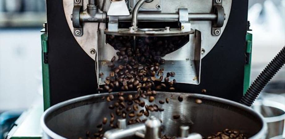 macchina tostatura caffè in funzione