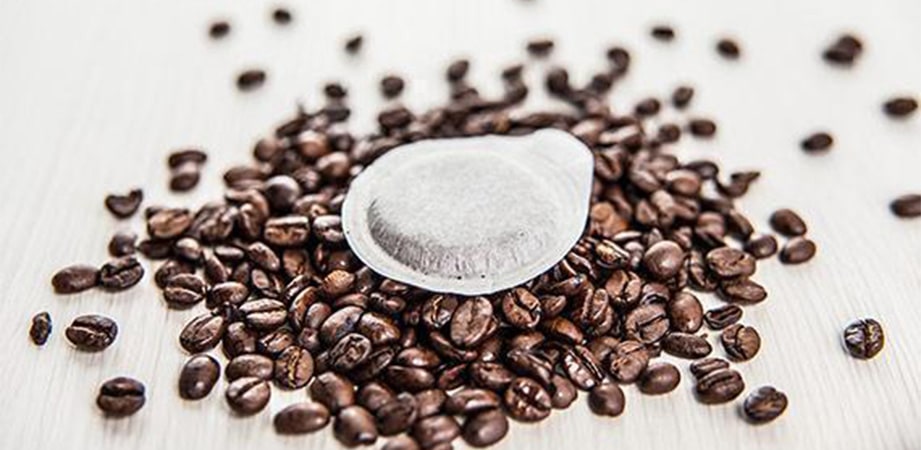 Cialda di caffè poggiata sui chicchi