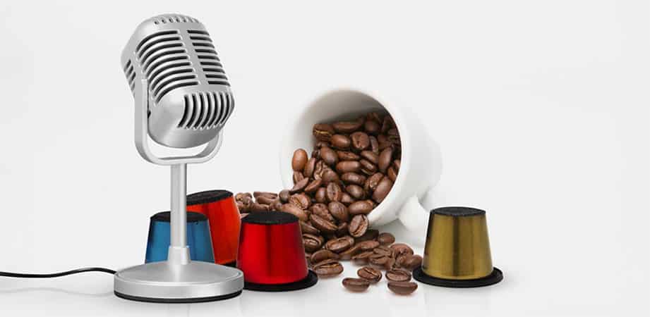 tazzina di caffè e microfono