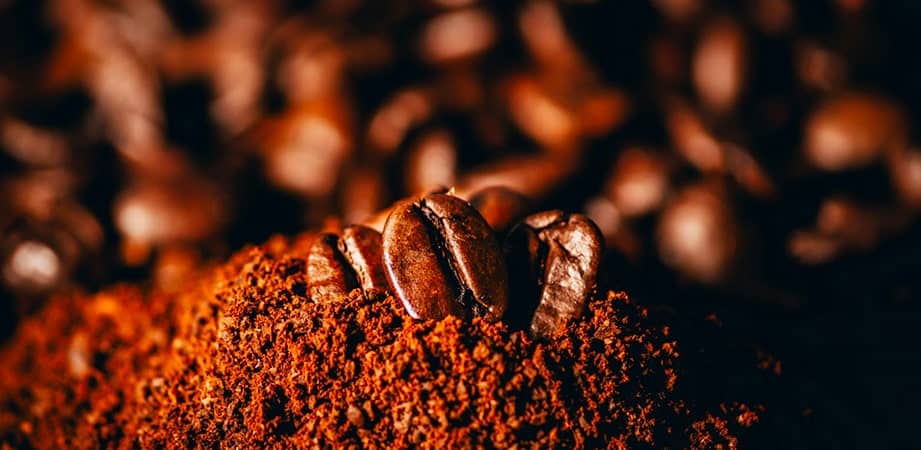 caffè in polvere con chicchi di caffè