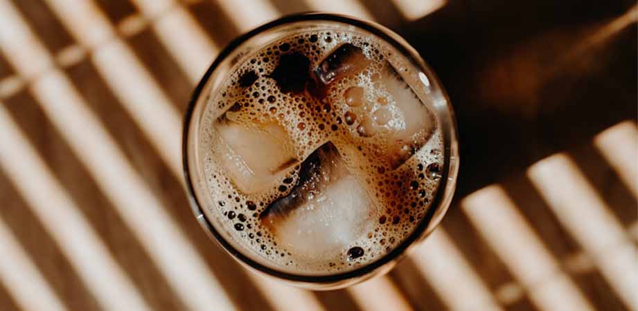 caffè con ghiaccio