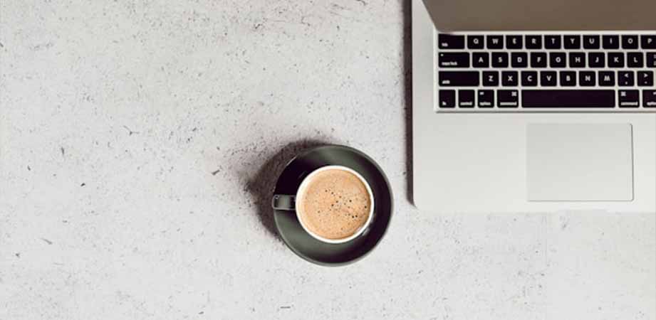 Tazza di caffè e computer
