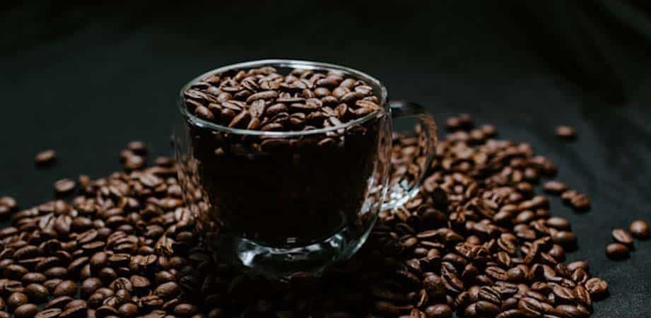 tazzina di caffè su chicchi