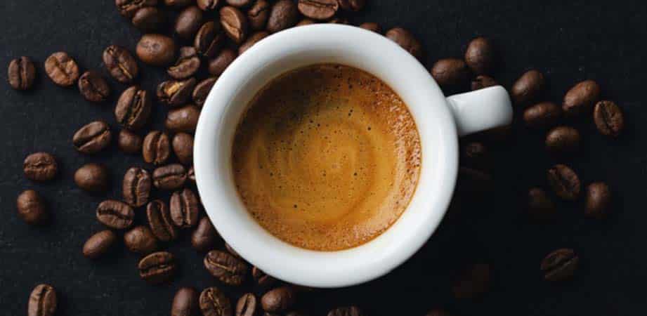 caffè in chicchi e tazzina