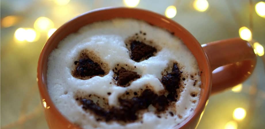 caffè con decorazione zucca