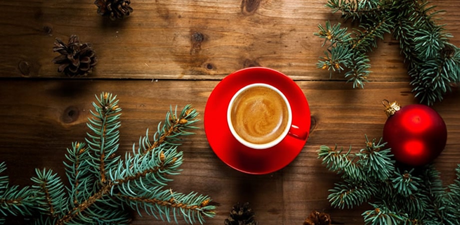 tazzina di caffè sul tavolo di legno e rami di