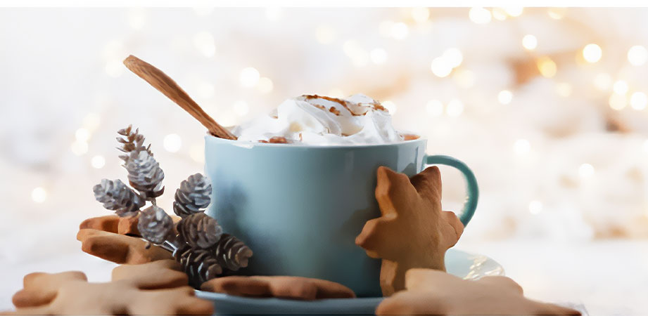 tazza caffè natalizia con panna e biscotti