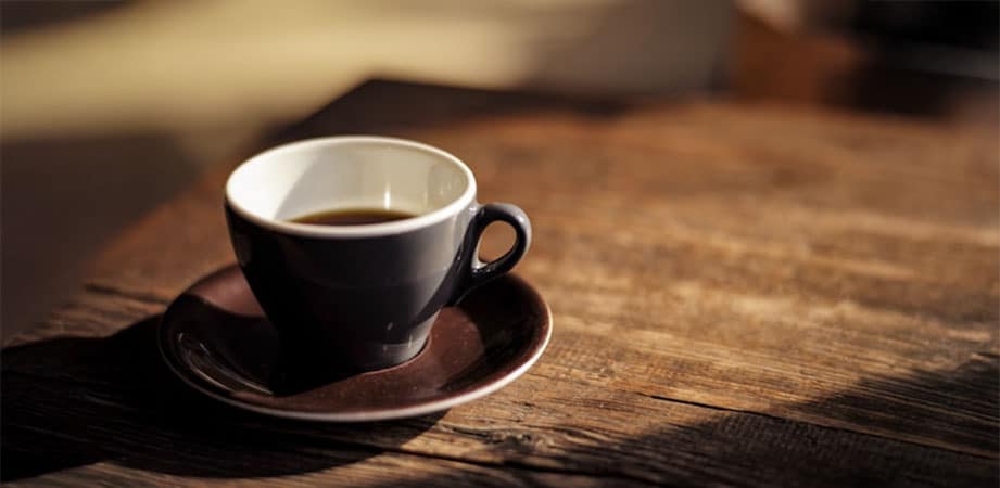 tazzina di caffè su tavolo di legno