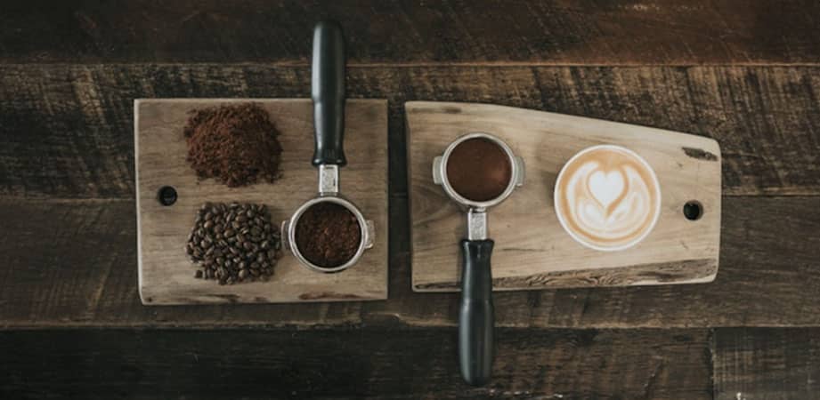 caffè in chicchi, macinato e tazza con caffè