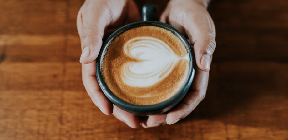 Tazza di caffè con coffee art cuore