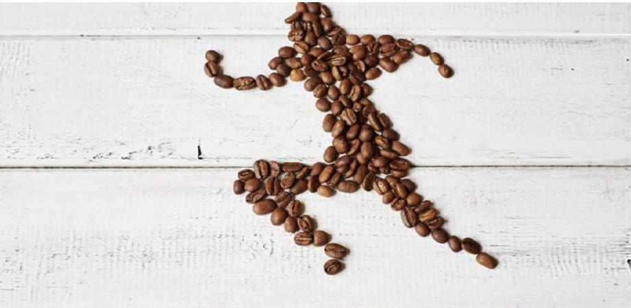 Uomo che corre disegnato con chicchi di caffè