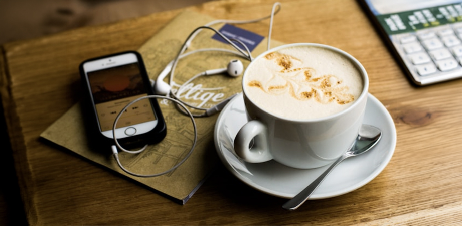 tazza di caffè con telefono e cuffiette