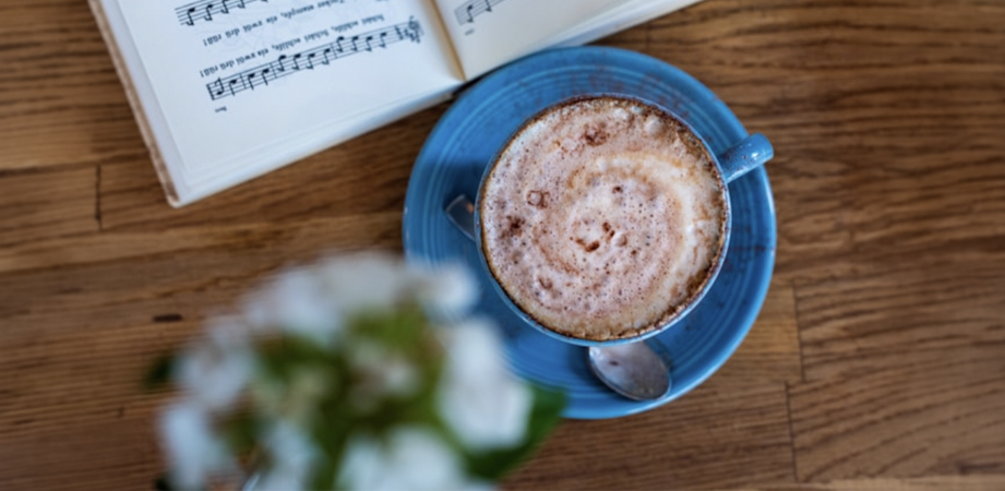 tazza di caffè con spartito musicale