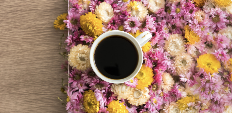 tazza caffè tra i fiori