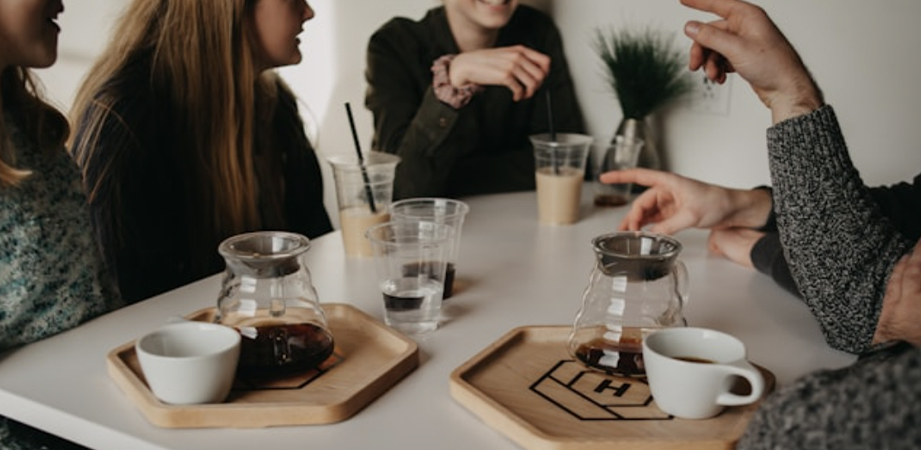 persone che prendono il caffè