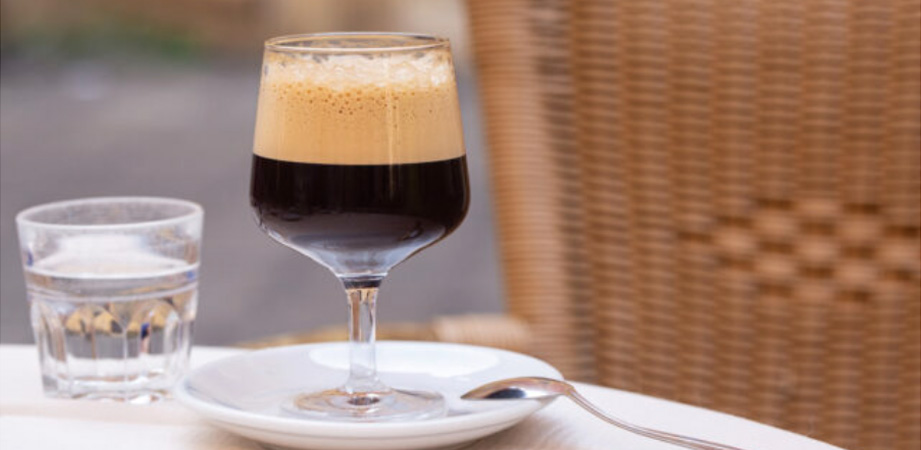 bicchiere con caffè shakerato