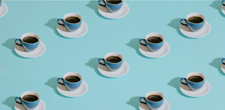 tazzine di caffè su sfondo azzurro