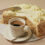 torta con tazzina di caffè