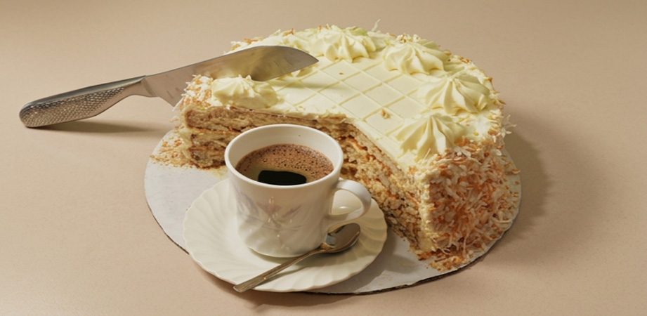 torta con tazzina di caffè