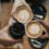 mani che mantengono bicchieri di caffè