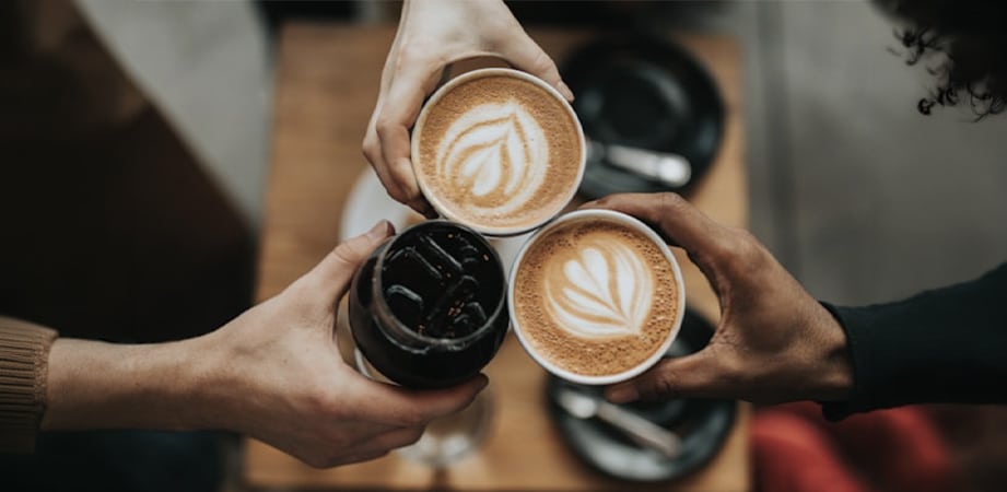 mani che mantengono bicchieri di caffè