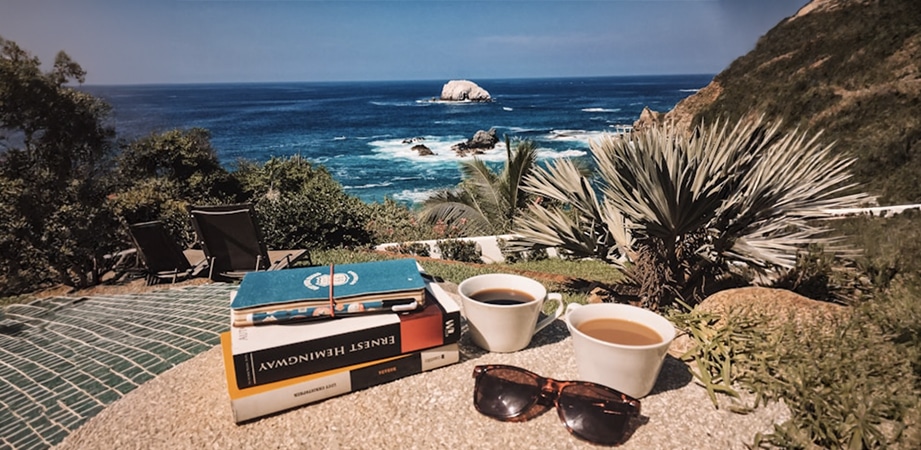 caffè al mare con libri