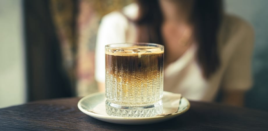 bicchiere di espresso tonic con ghiaccio